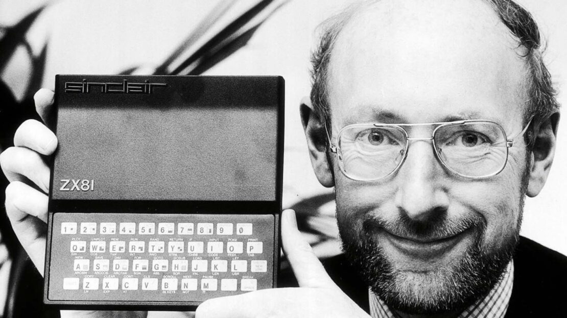 Sir Clive Sinclair posa junto a la ZX81, producto de su visión comercial, y de gente como Jim Westwood, con quien trabajaba hacía ya casi 20 años.