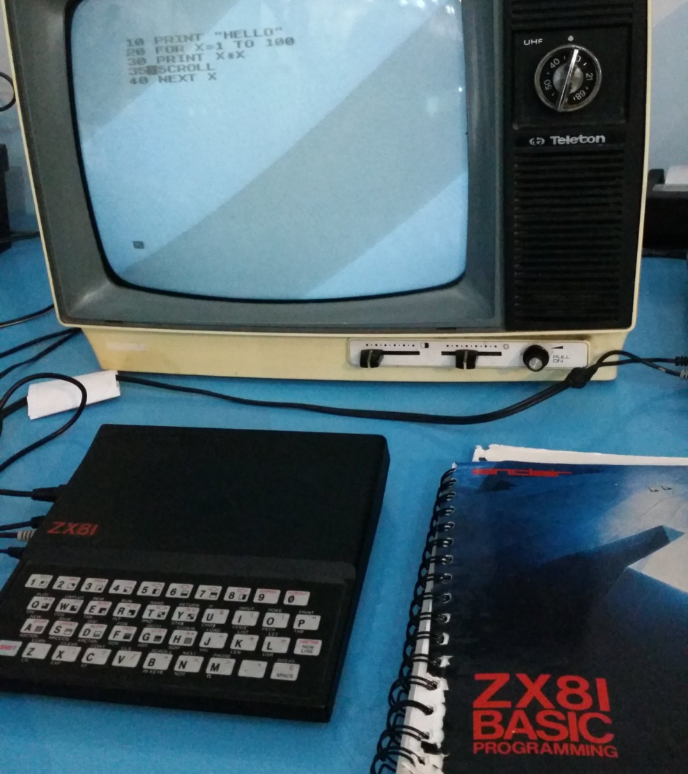 Microcomputadora Sinclair ZX-81 conectada a una TV y con el manual a la mano, tal como hacíamos 40 años atrás.